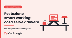 Postazione smart working con laptop su supporto, lampada e tazza di caff&egrave; su scrivania in stile Cianfrusaglie