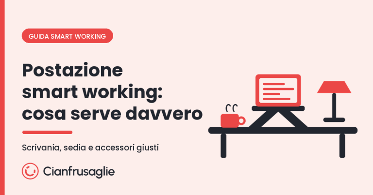 Postazione smart working con laptop su supporto, lampada e tazza di caff&egrave; su scrivania in stile Cianfrusaglie